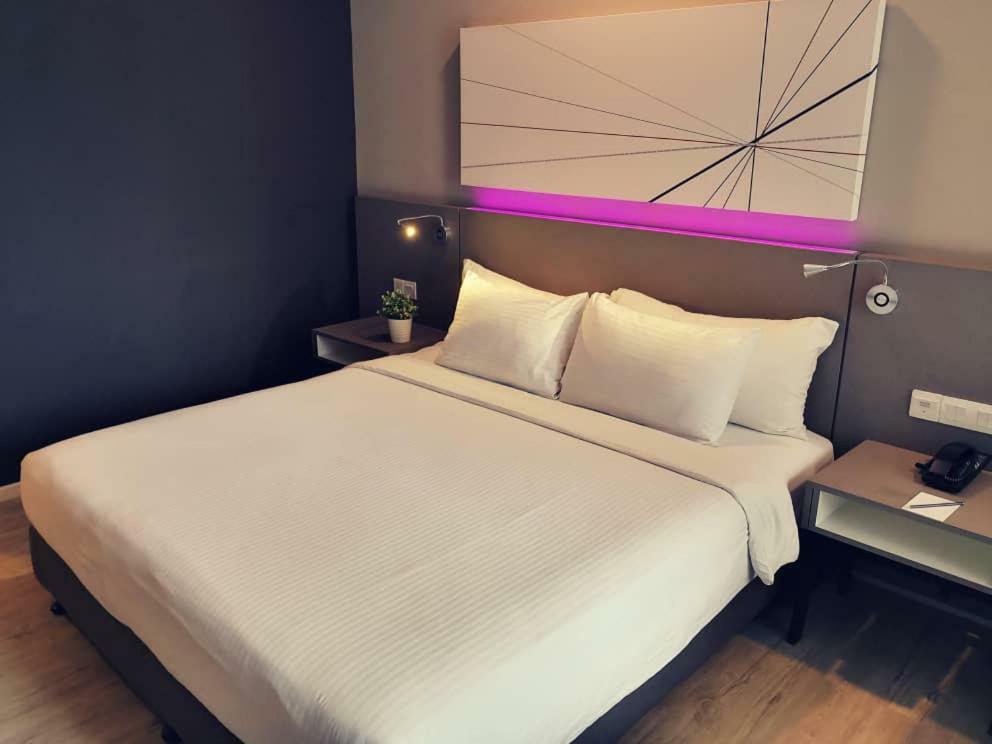 The 12 Suites @ Empire Damansara بيتالينغ جايا المظهر الخارجي الصورة